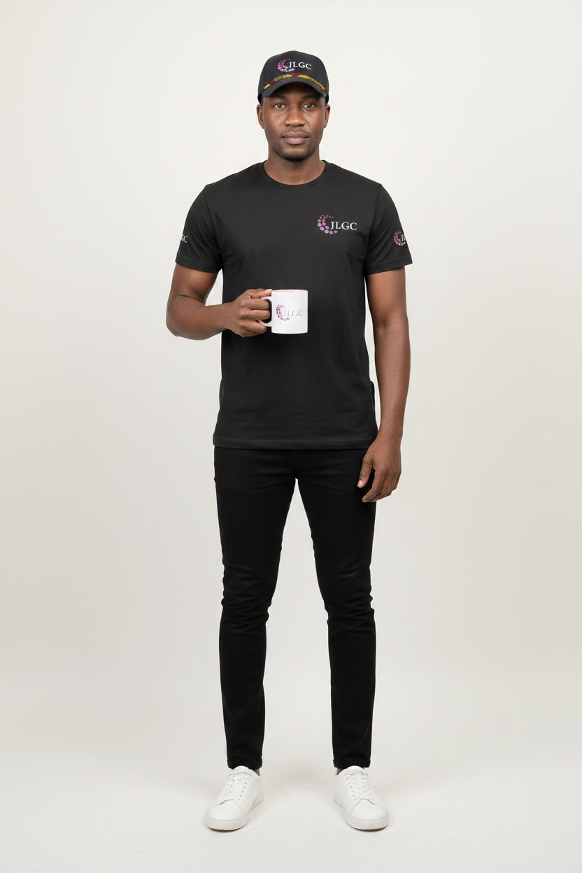 Homme debout portant le Tee-shirt Premium JLGC-COUTURE avec logo côté cœur et sur les manches